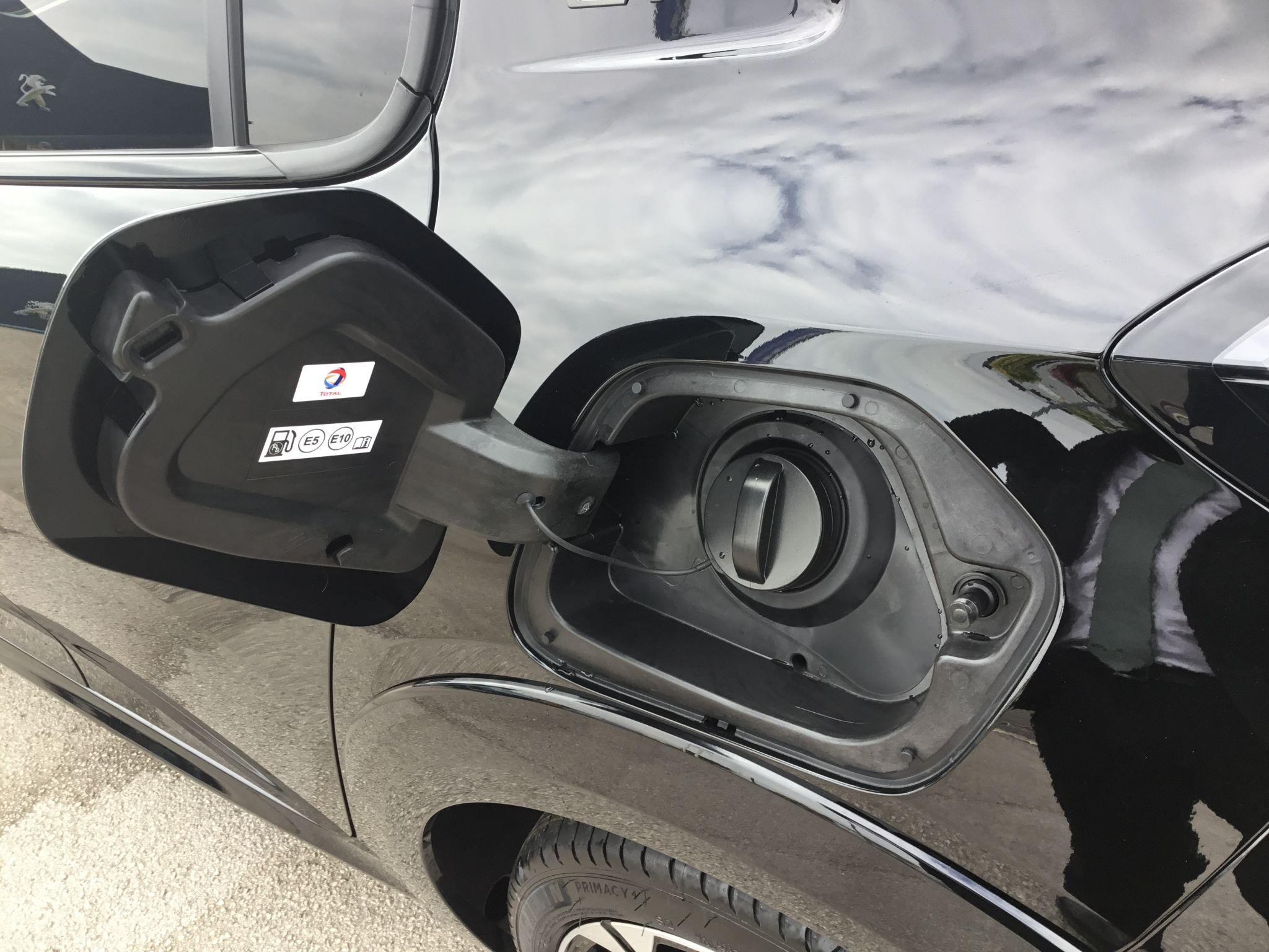 Peugeot 208 Image 12
