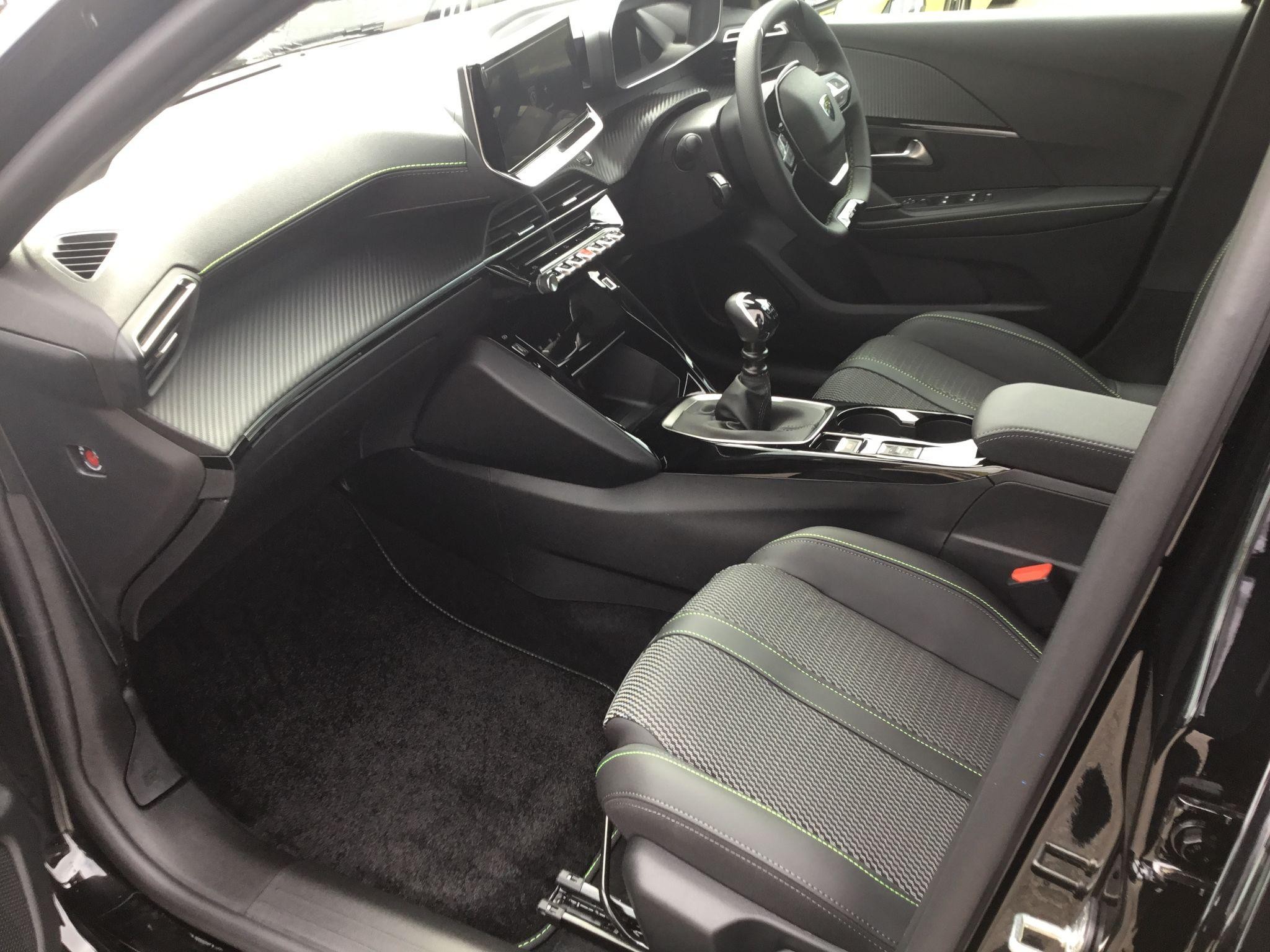 Peugeot 208 Image 16