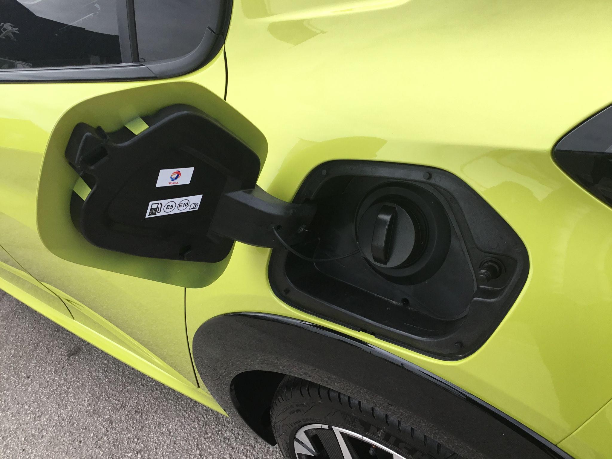 Peugeot 208 Image 12