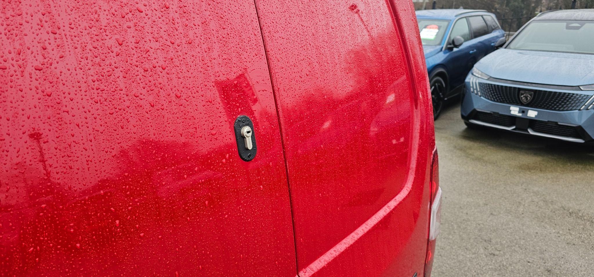 Peugeot e-Partner Image 18