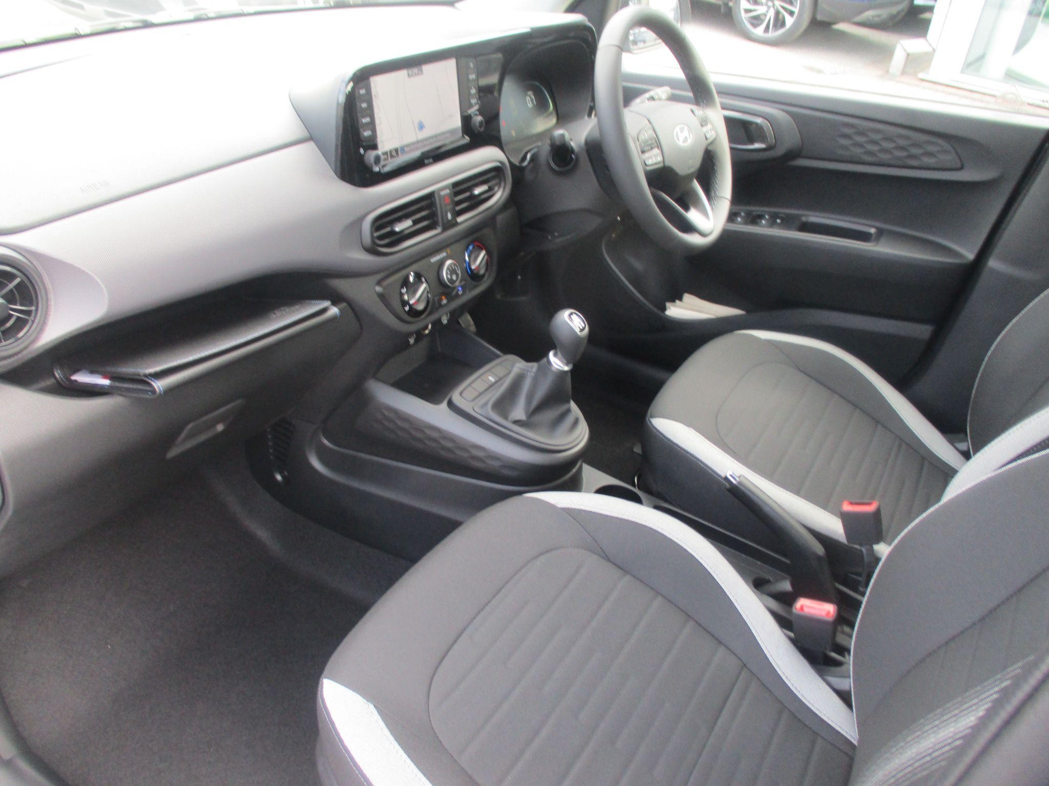 Hyundai i10 Image 12