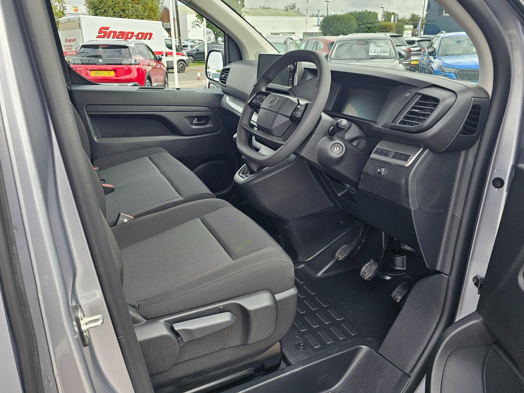 Citroen Dispatch Image 17