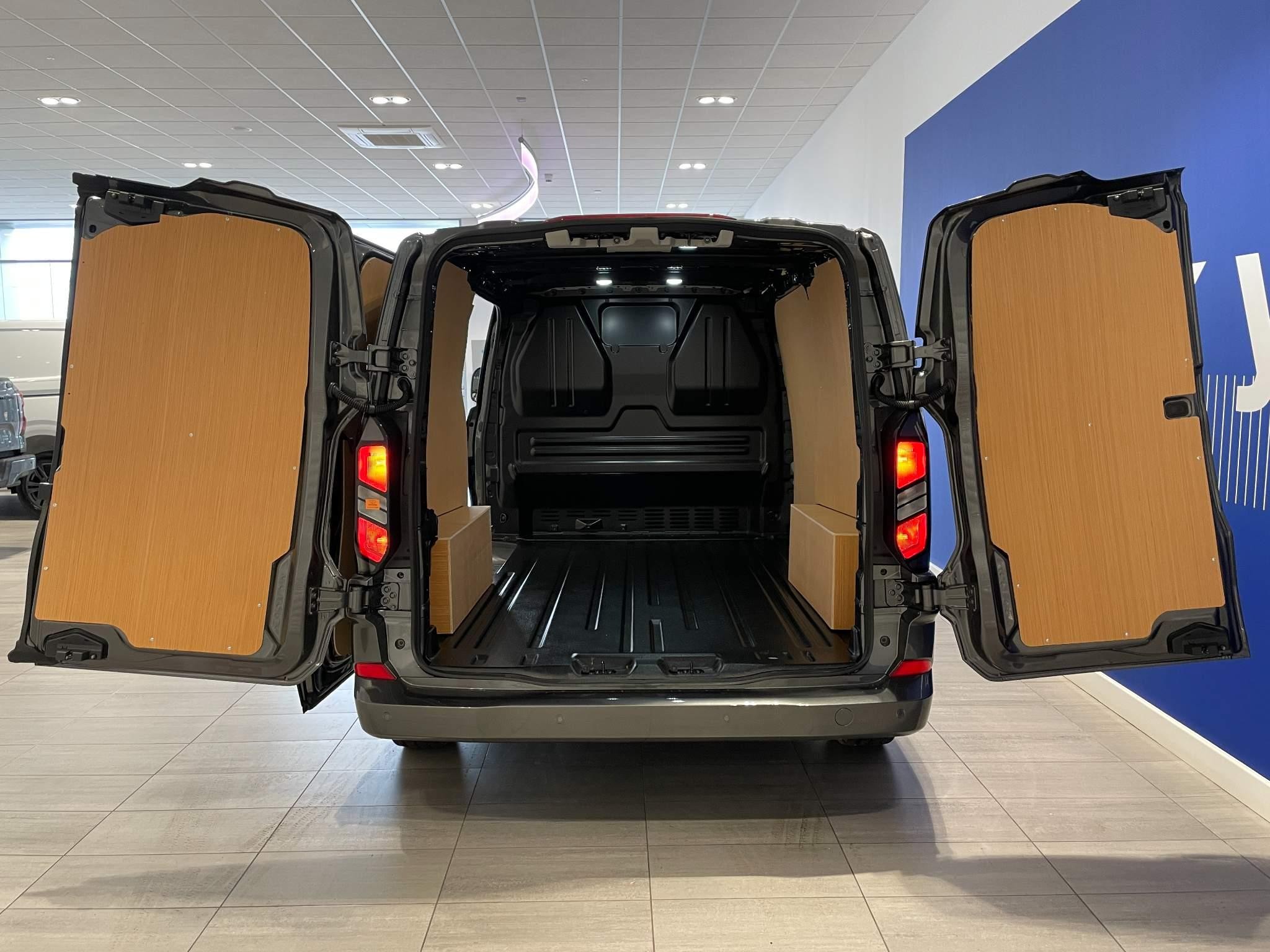 Ford Transit Custom Image 14