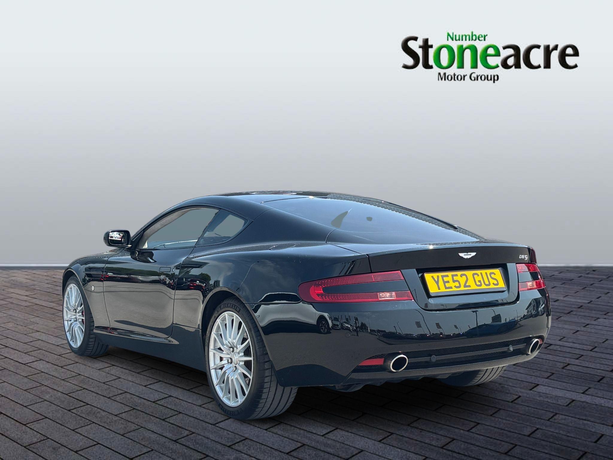 Aston Martin DB9 Image 4