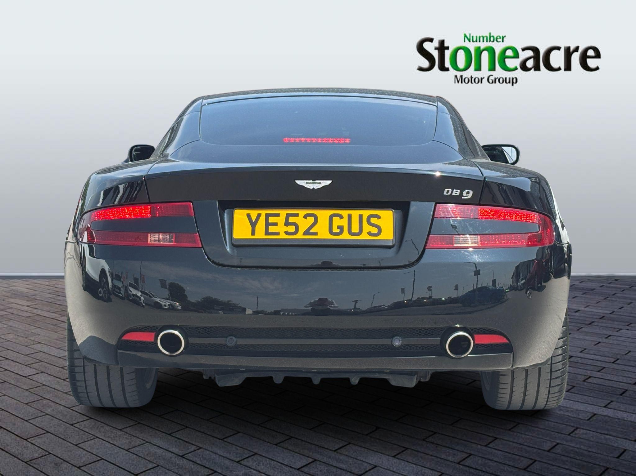 Aston Martin DB9 Image 6