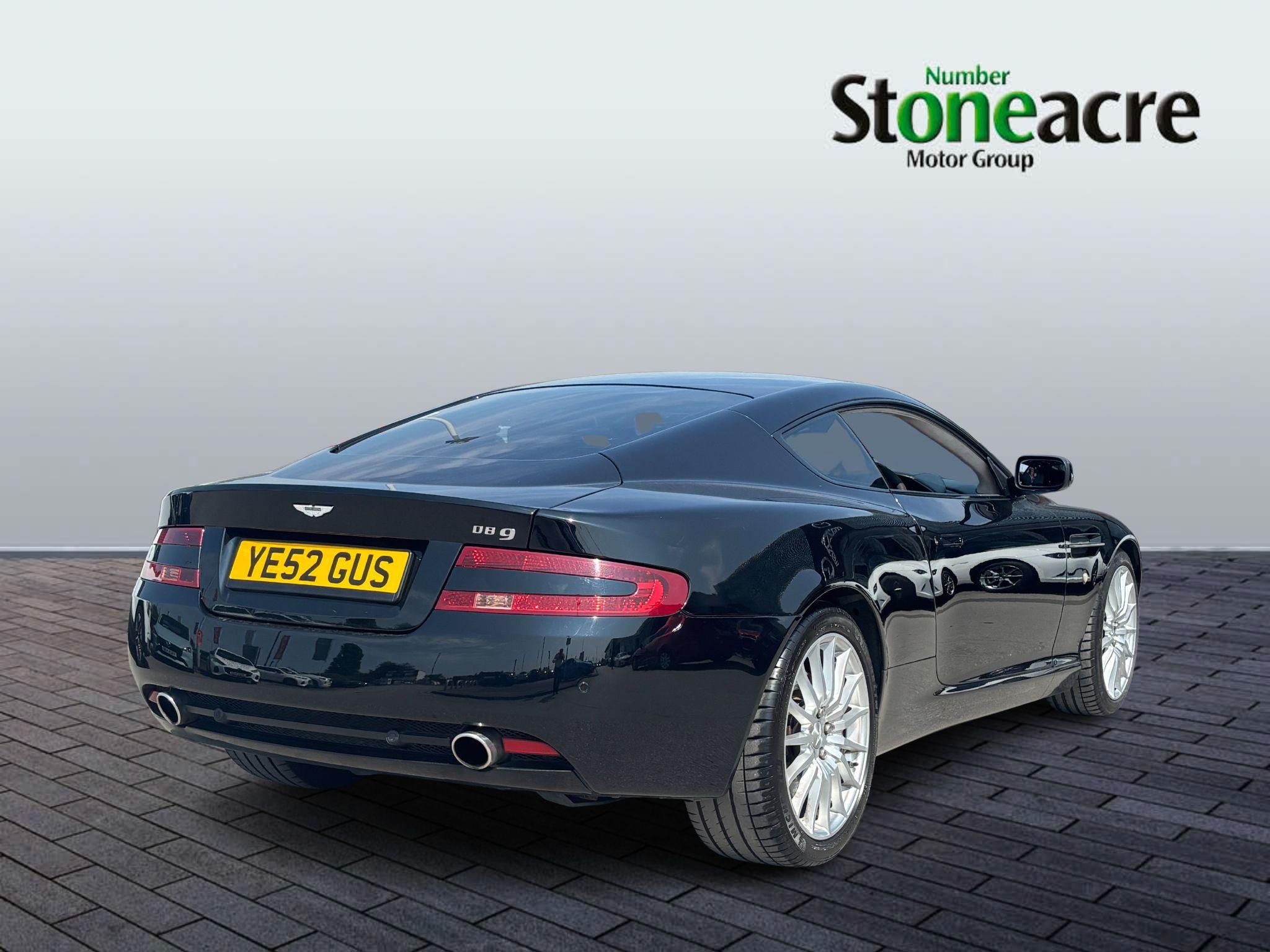 Aston Martin DB9 Image 8