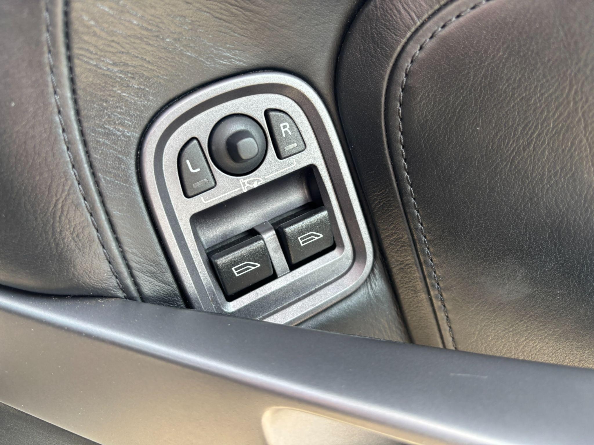 Aston Martin DB9 Image 13