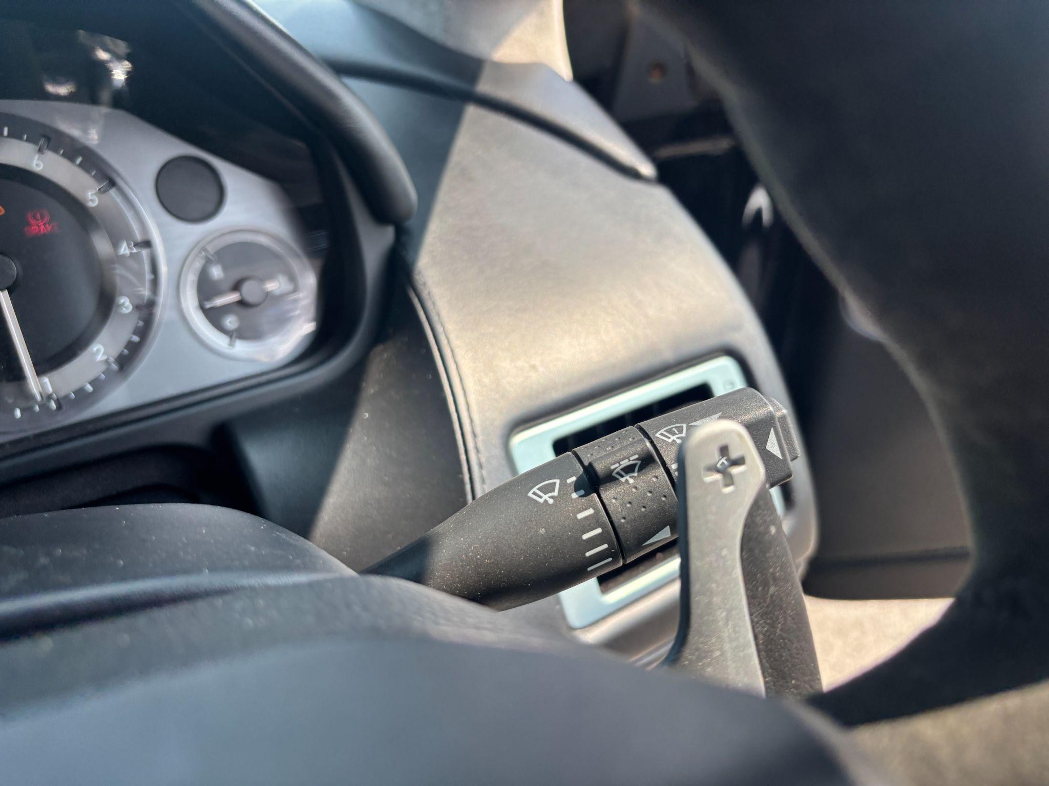 Aston Martin DB9 Image 17