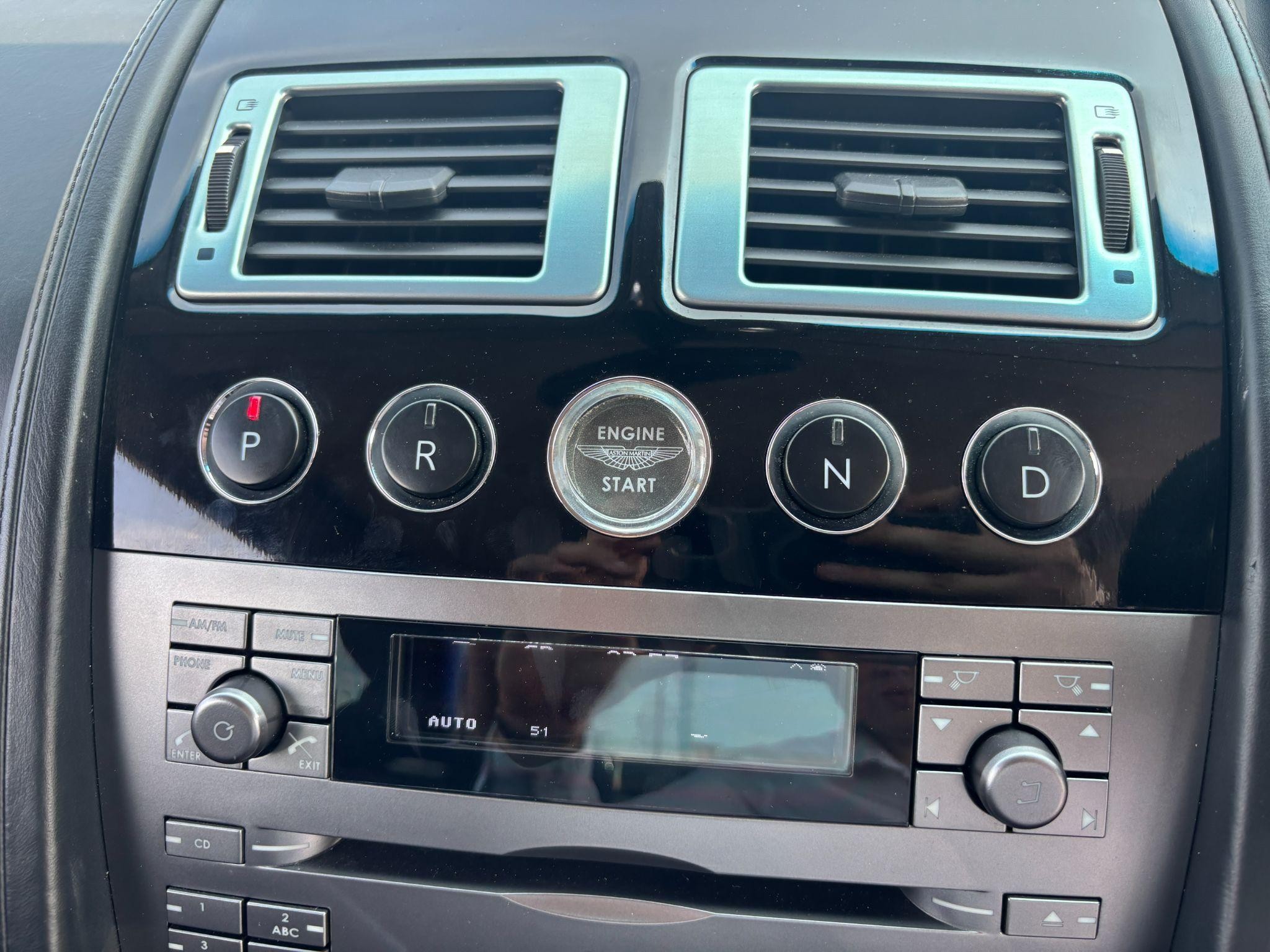 Aston Martin DB9 Image 18