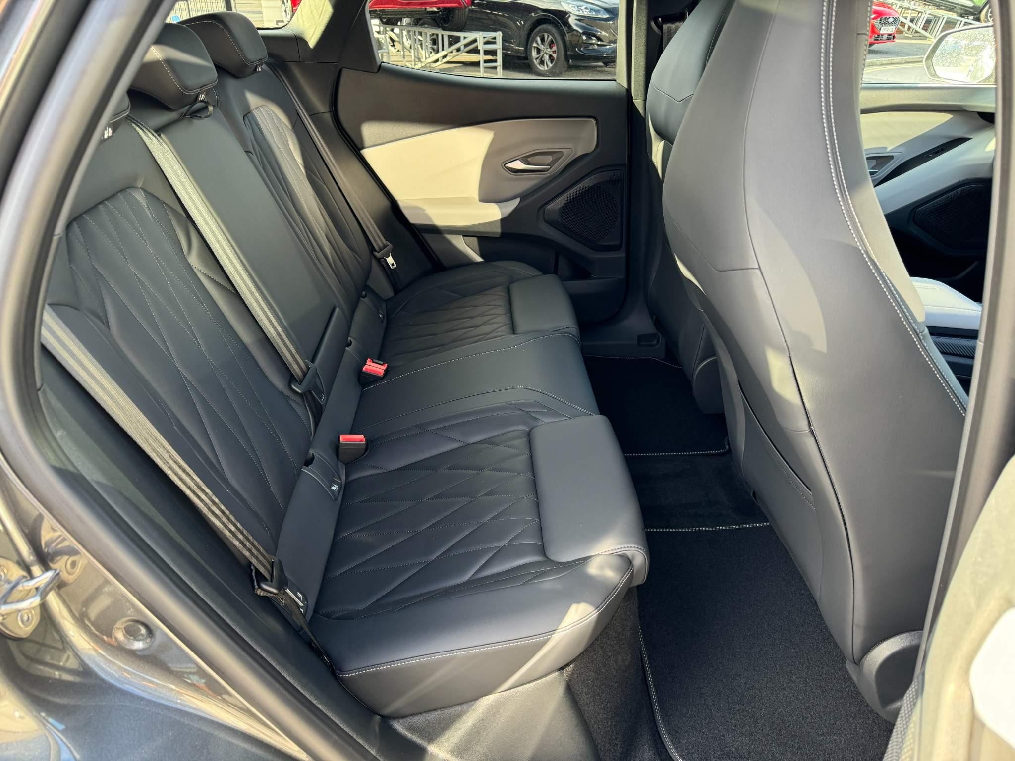 Ford Explorer Image 12