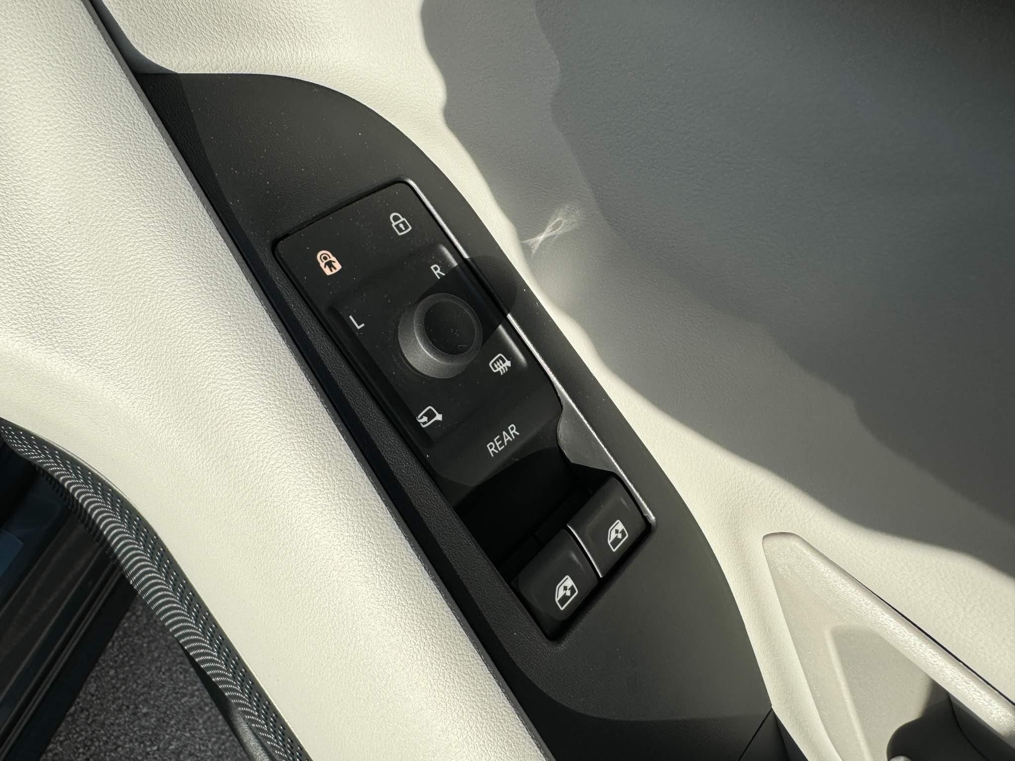Ford Explorer Image 36
