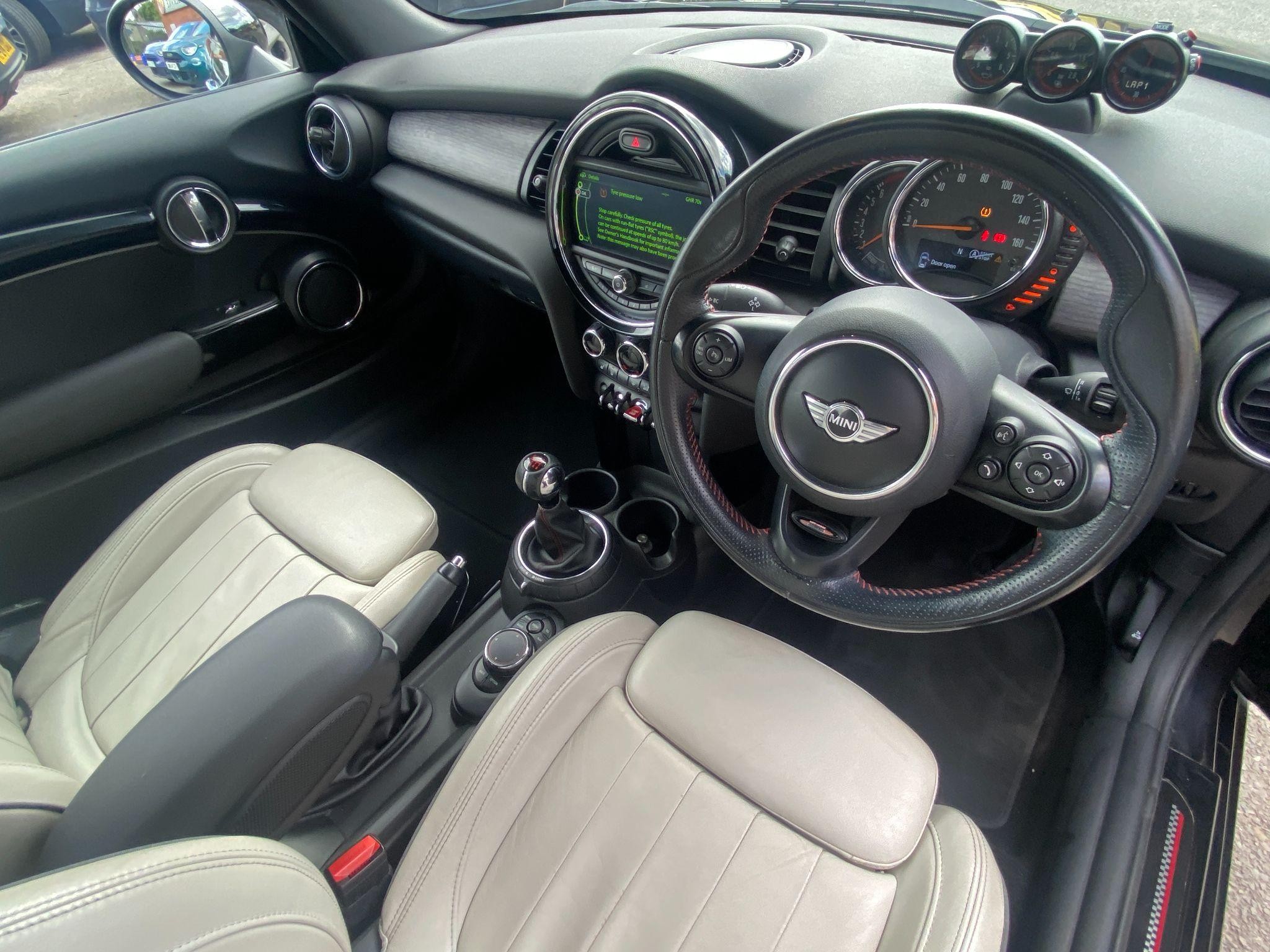 MINI Convertible Image 11