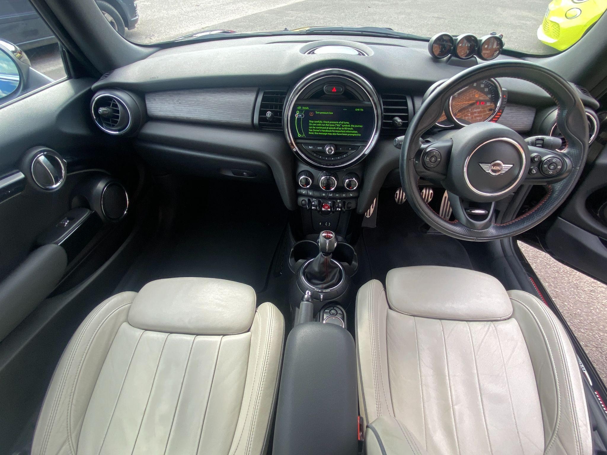 MINI Convertible Image 12