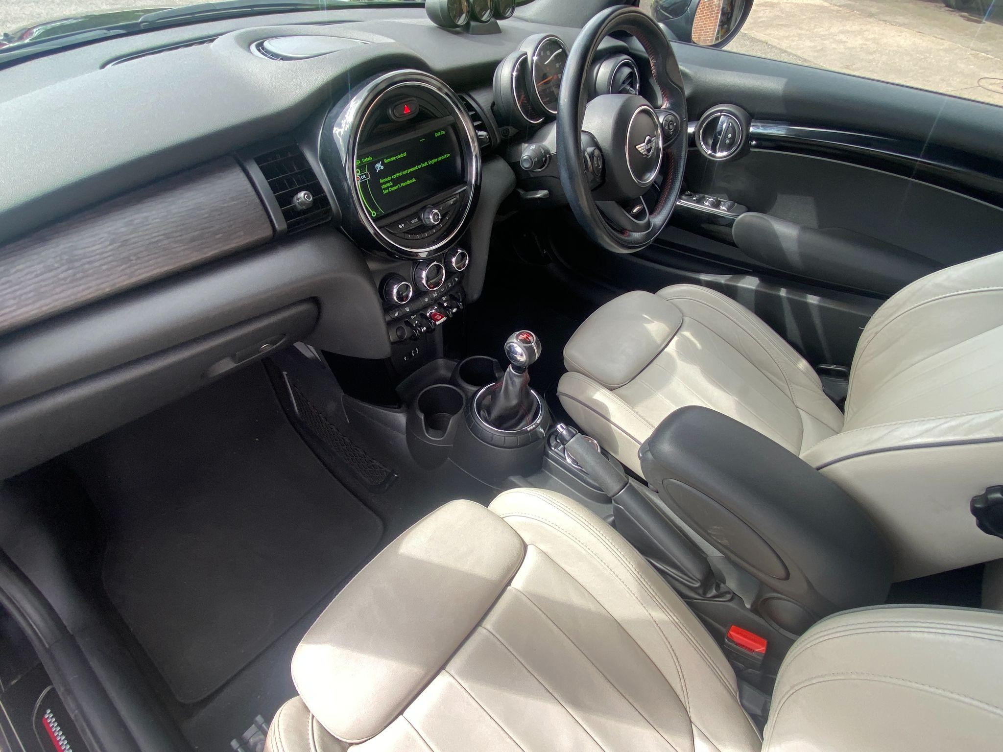 MINI Convertible Image 13