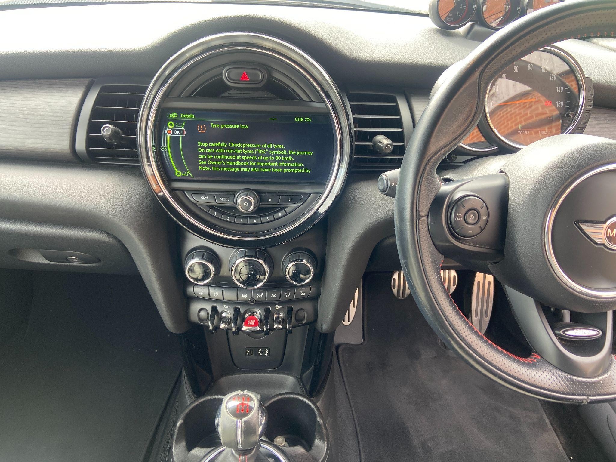 MINI Convertible Image 15