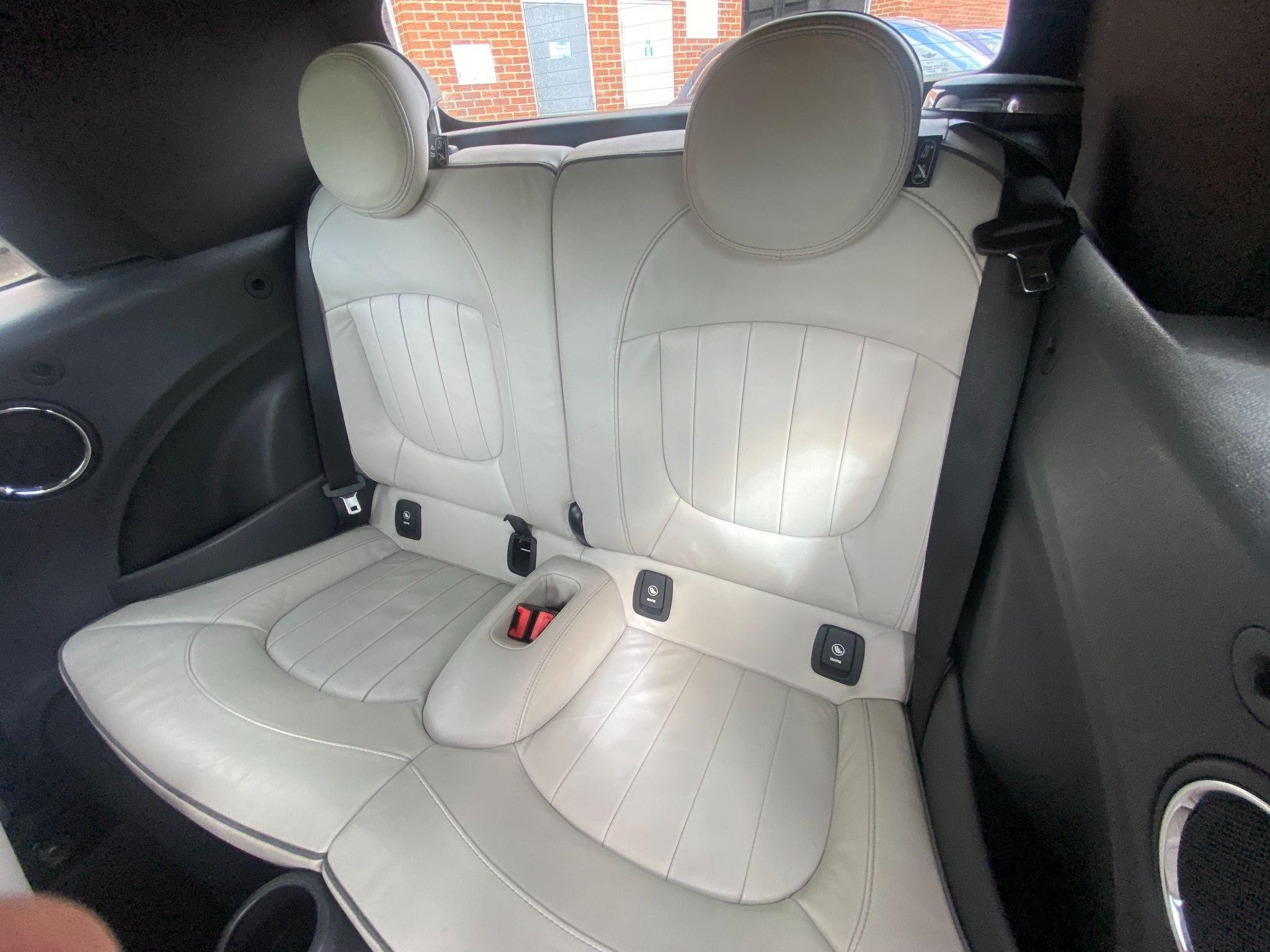 MINI Convertible Image 17