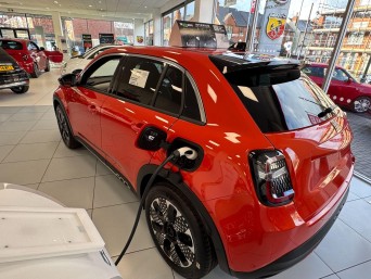 Fiat 600 1.2 MHEV La Prima e-DCT Euro 6 (s/s) 5dr null Image 3
