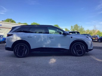 Peugeot E-5008 73kWh GT Auto 5dr null Image 2