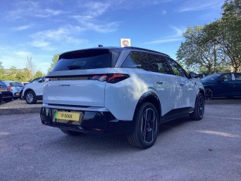 Peugeot E-5008 73kWh GT Auto 5dr null Image 3