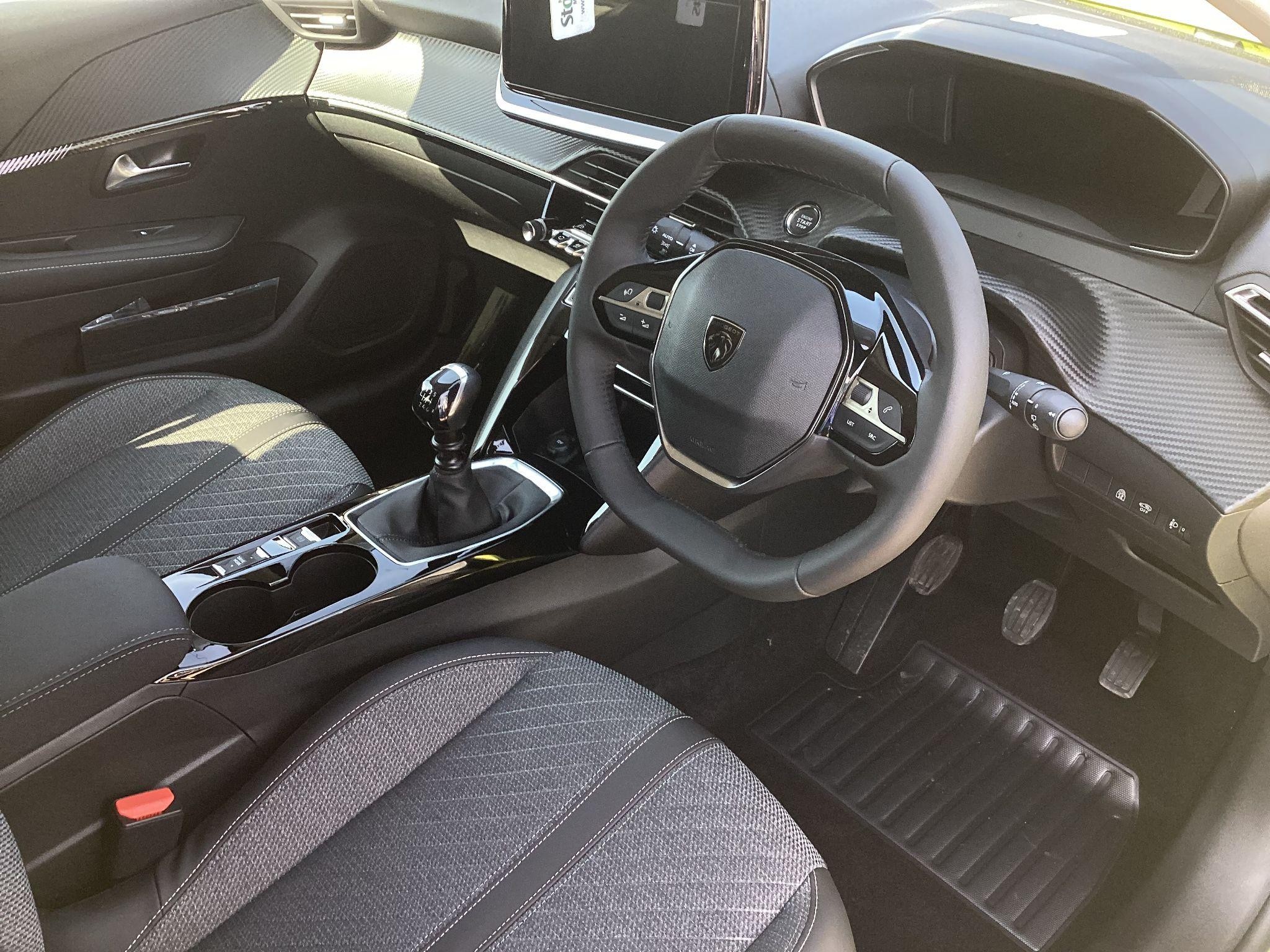 Peugeot 208 Image 11
