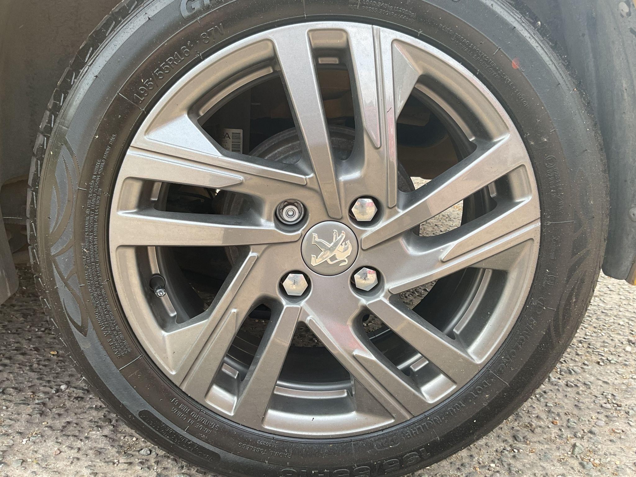 Peugeot 208 Image 9
