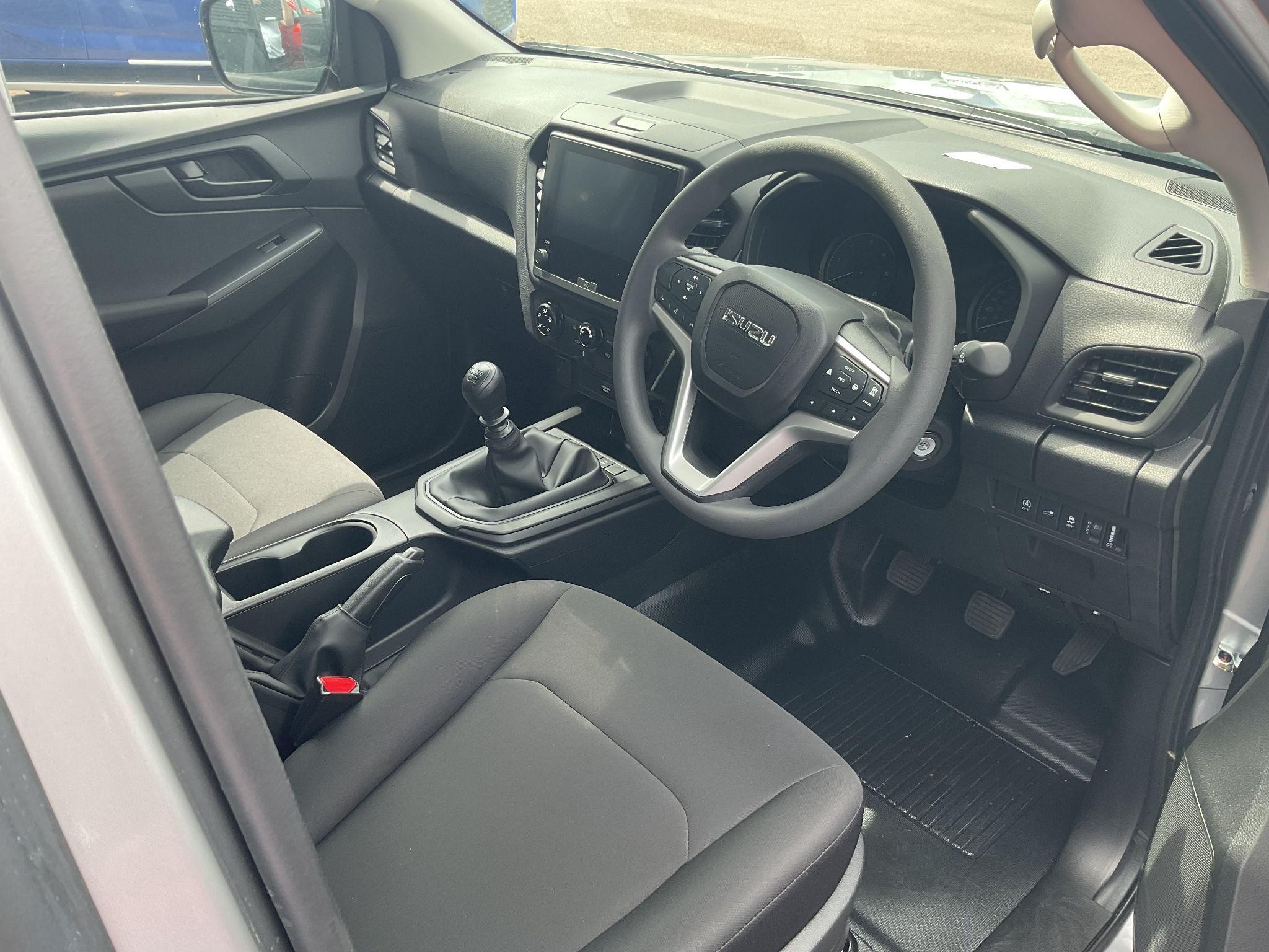 Isuzu D-Max Utility Image 11