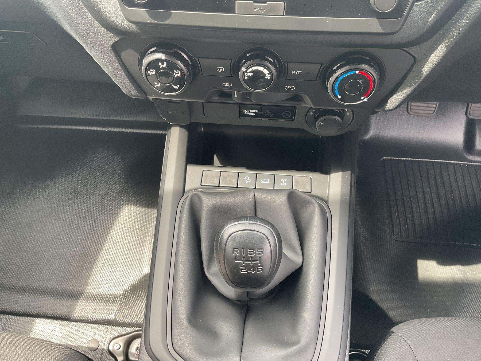 Isuzu D-Max Utility Image 17