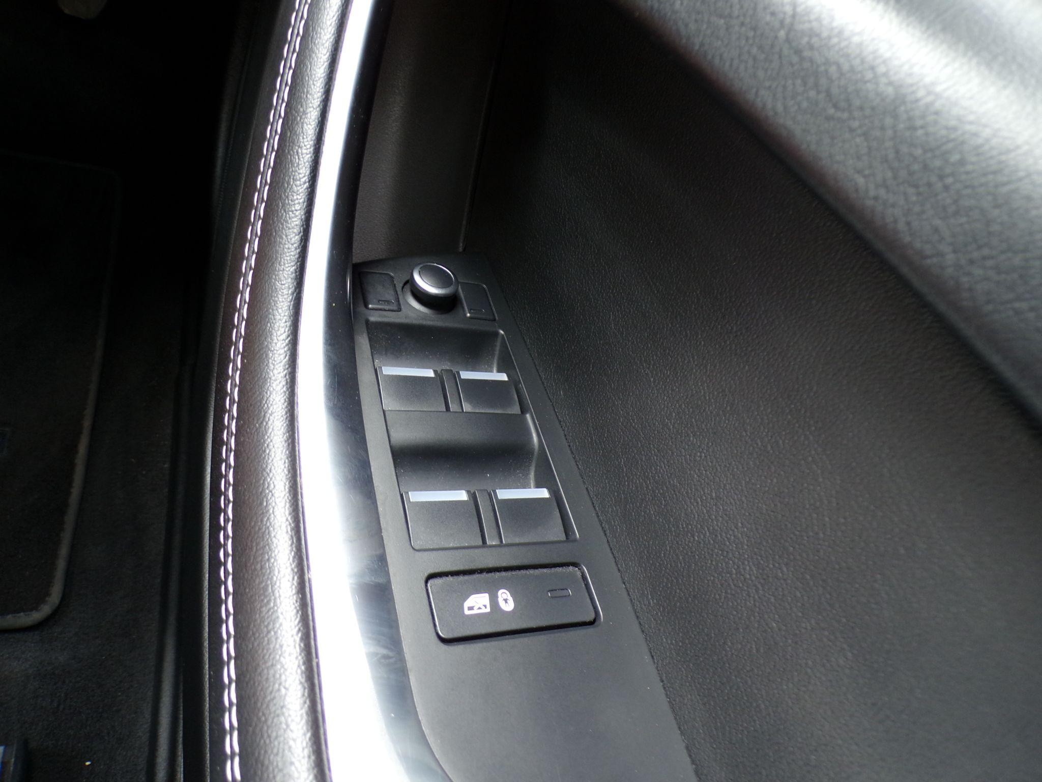Jaguar XE Image 26