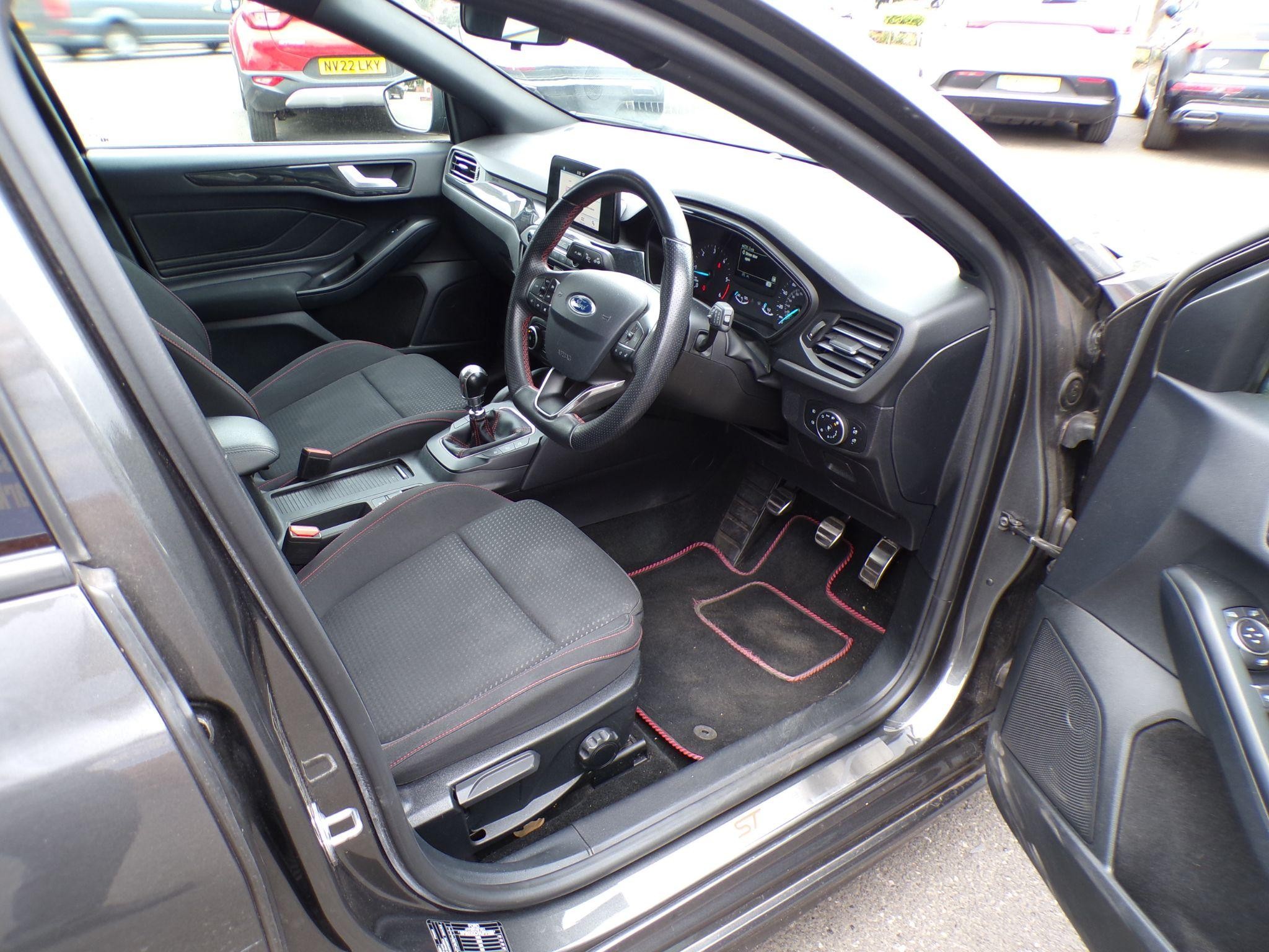 Ford Focus Image 12