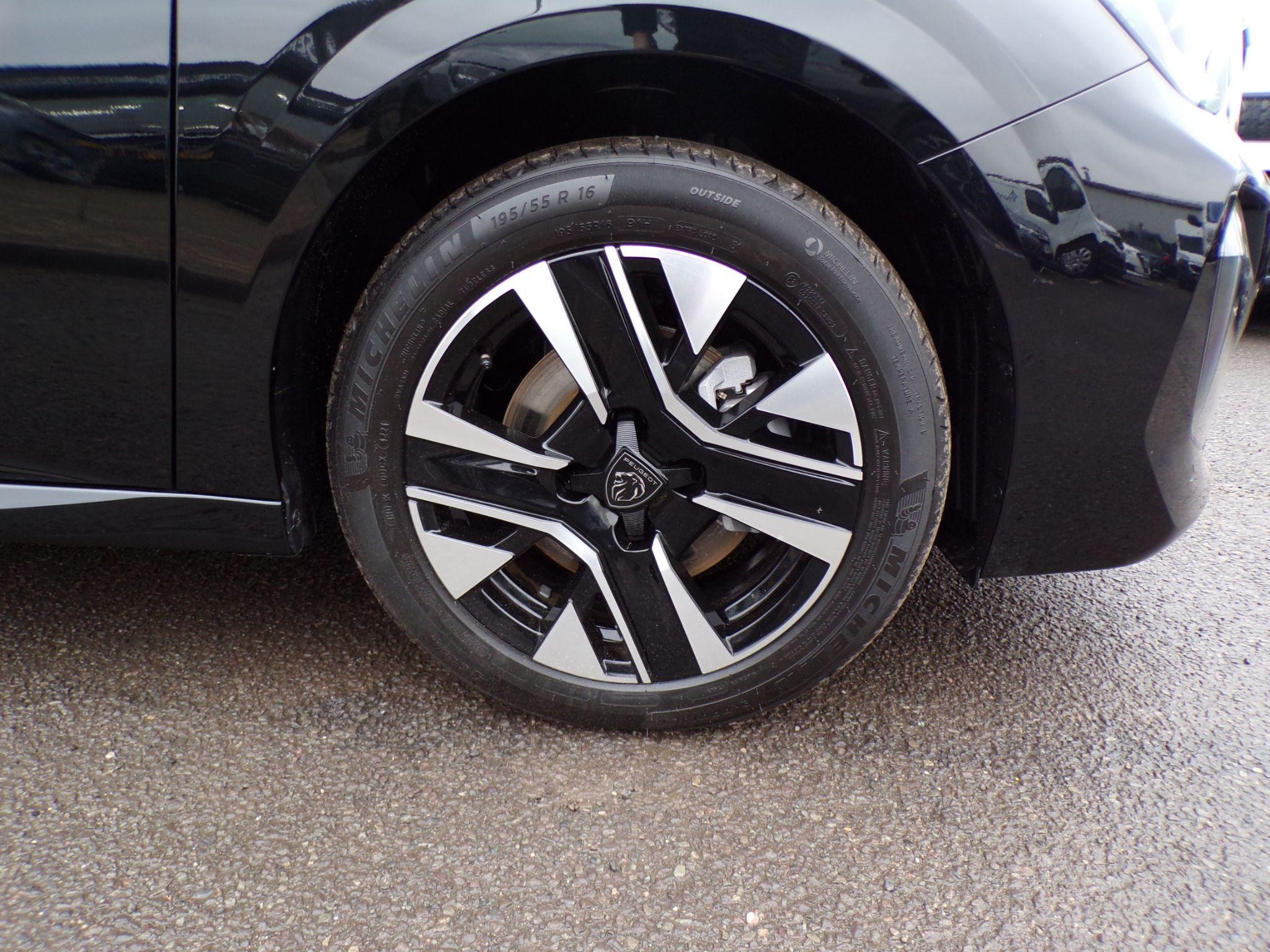 Peugeot 208 Image 9