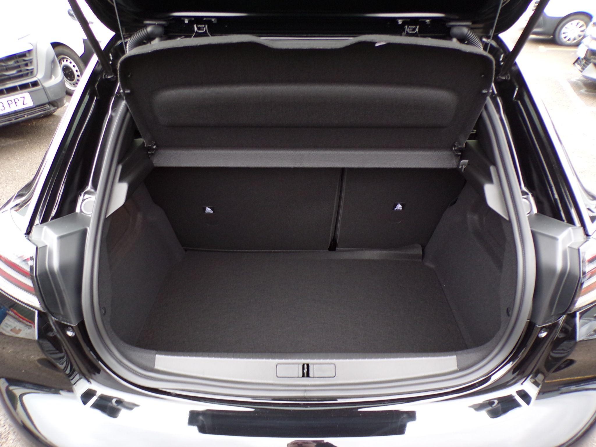 Peugeot 208 Image 10