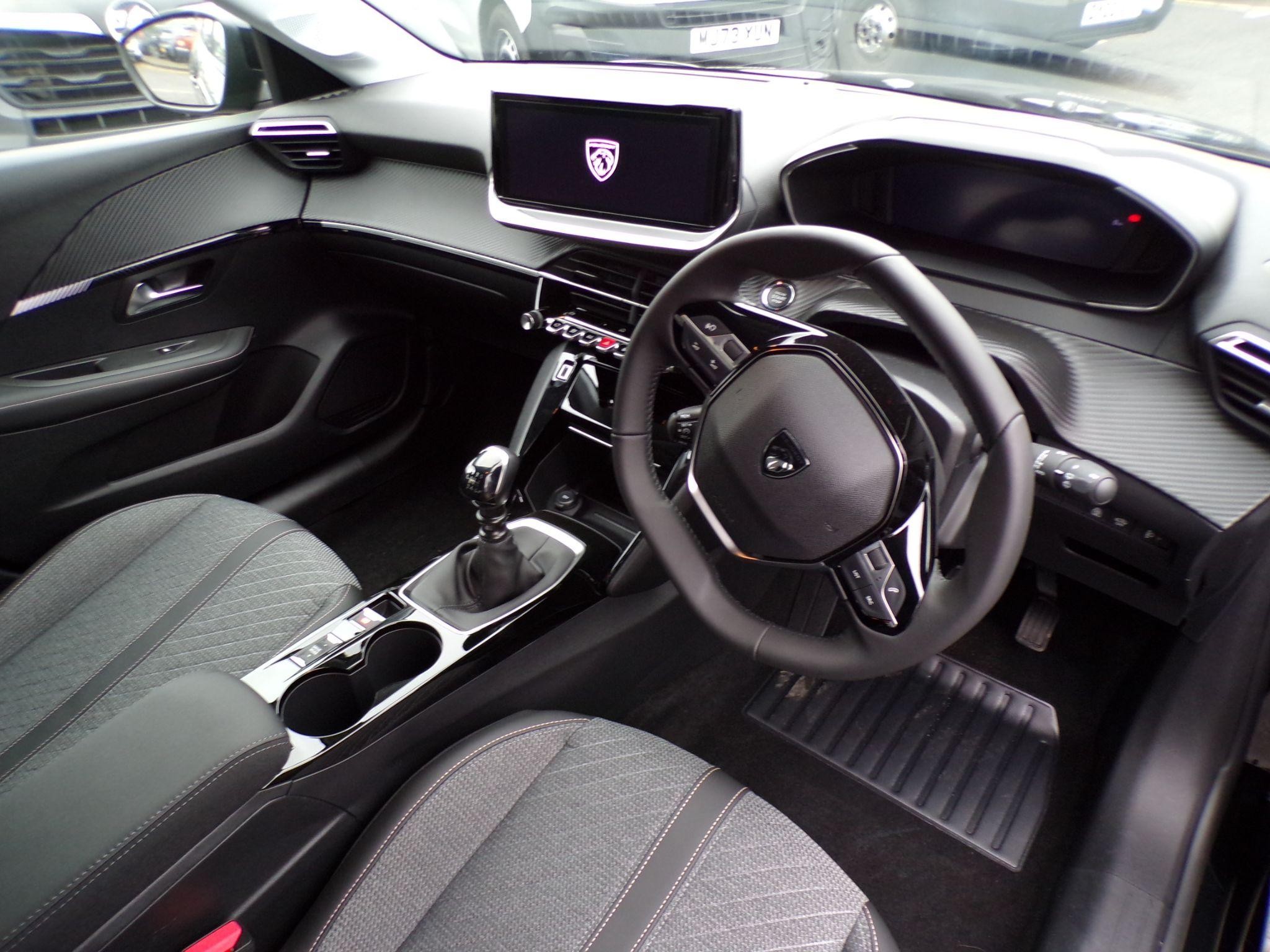 Peugeot 208 Image 11