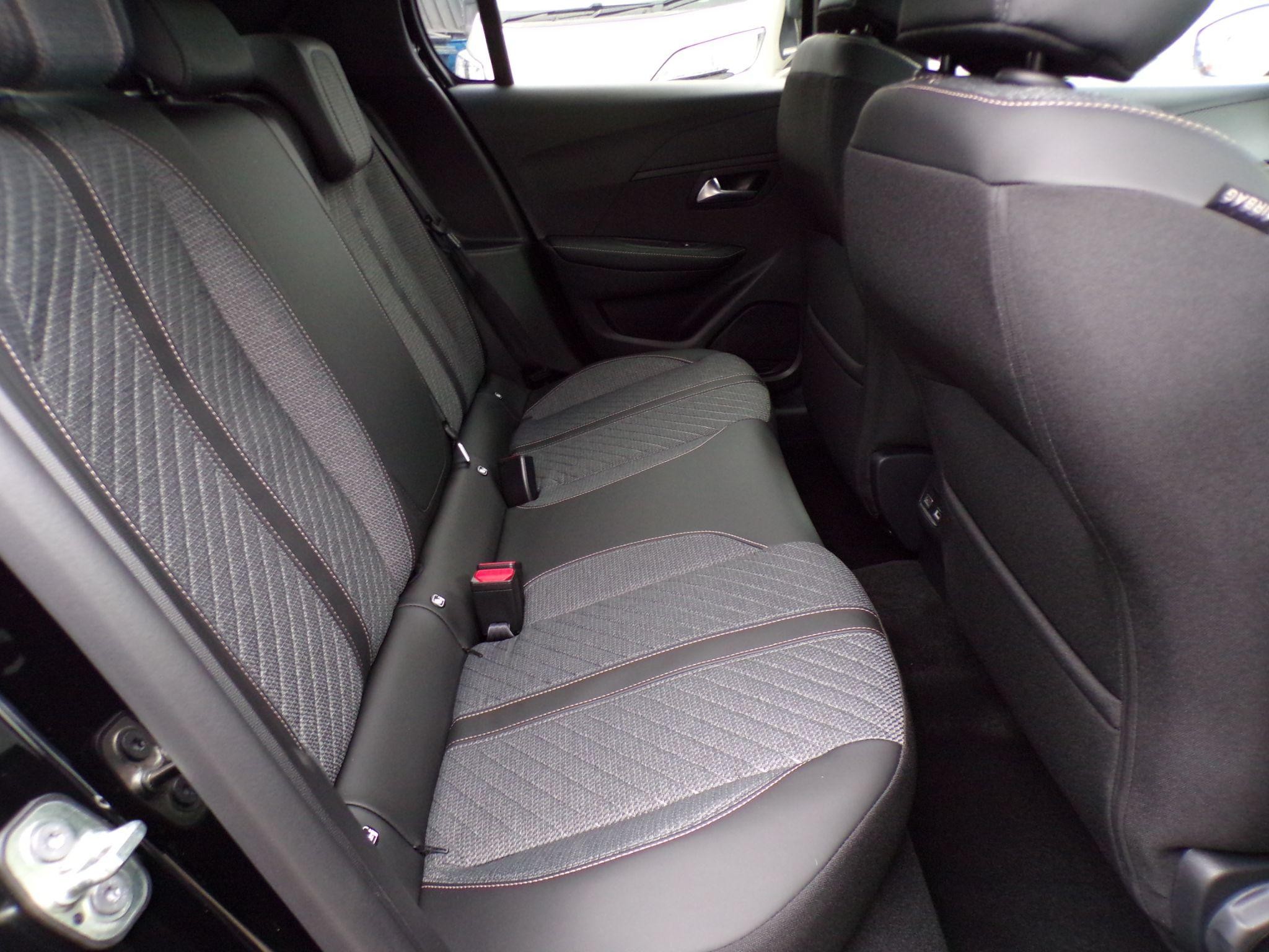 Peugeot 208 Image 16