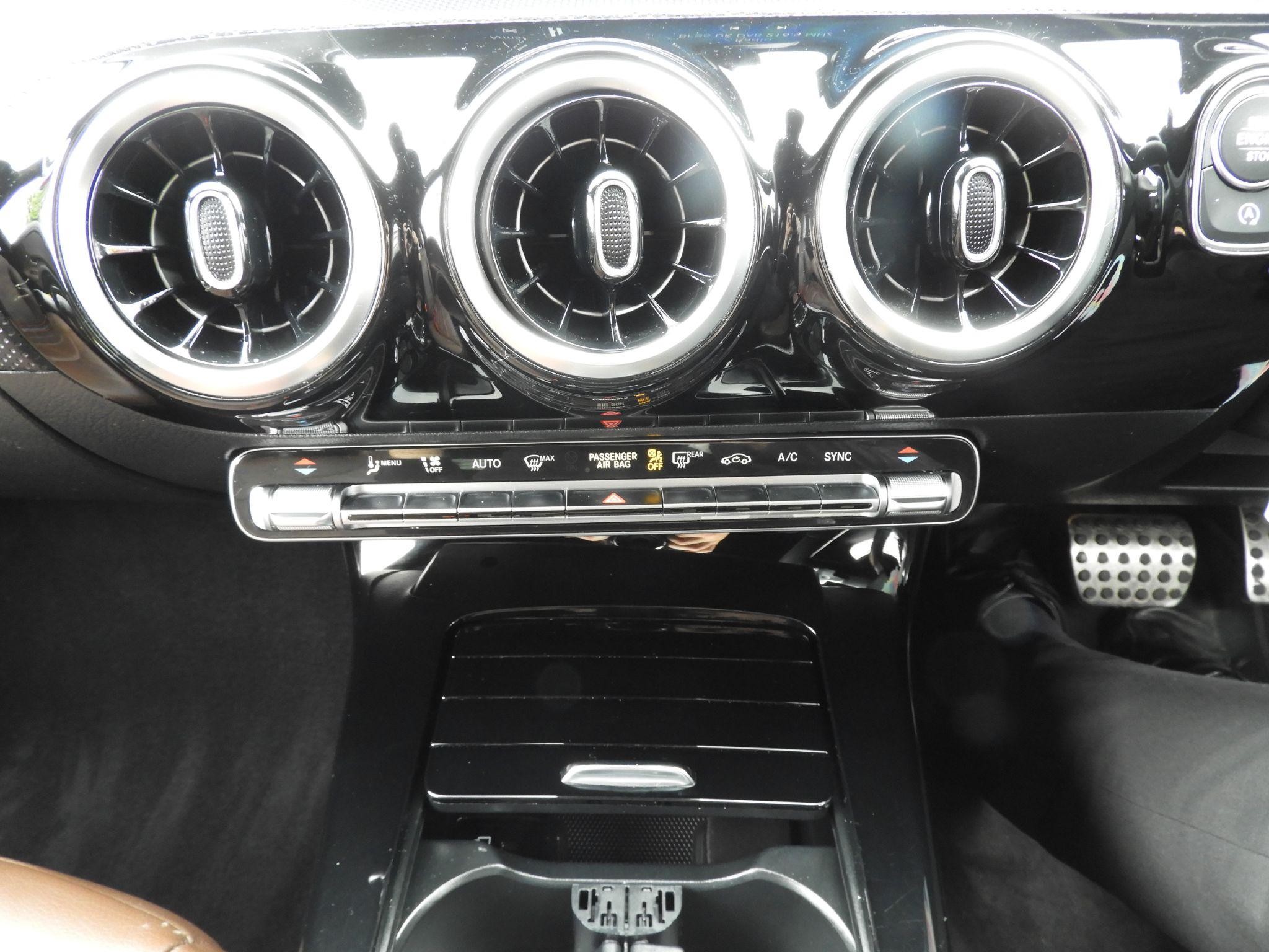 Mercedes-Benz CLA Image 11