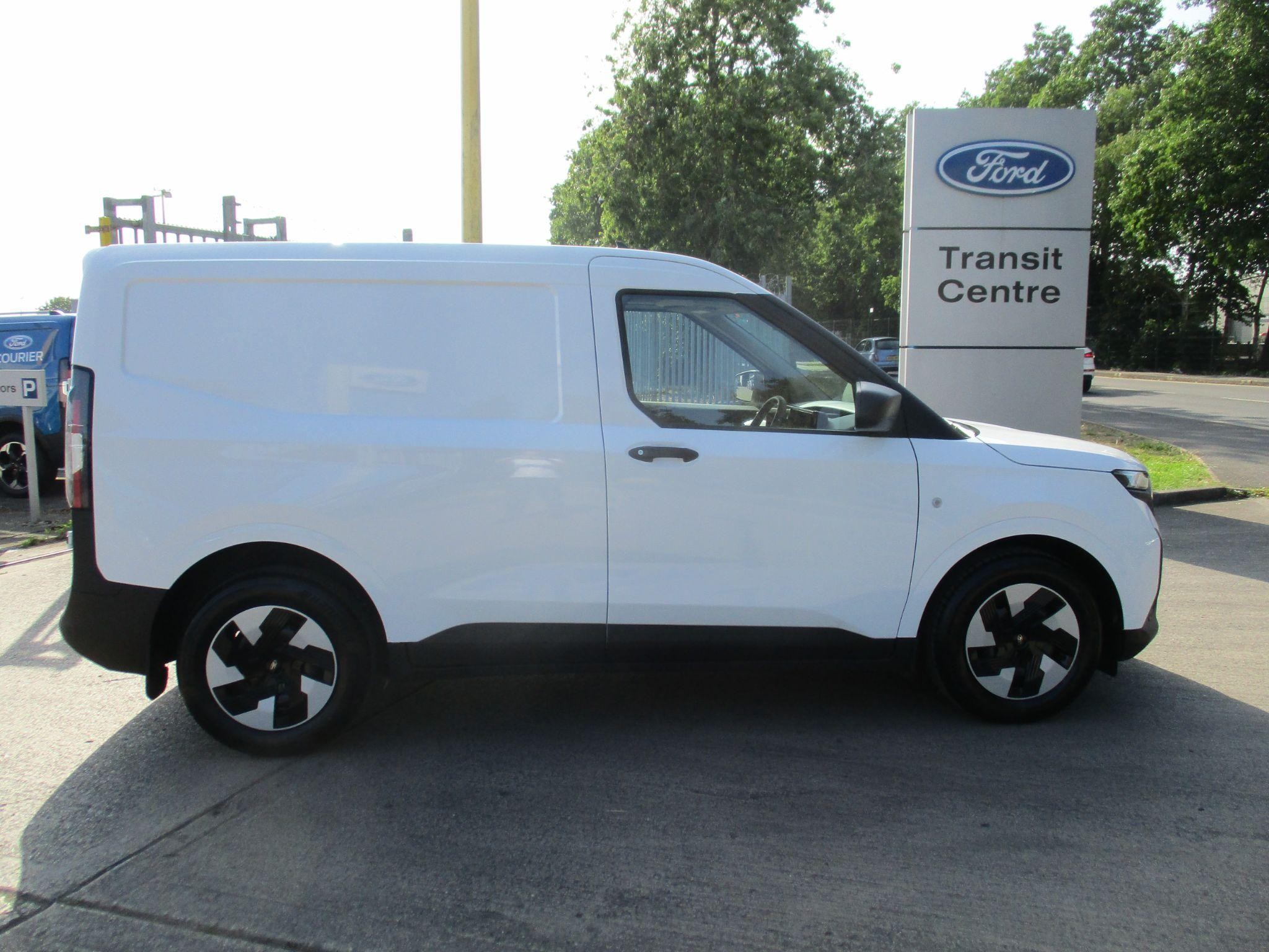Ford E-Transit Courier Image 2