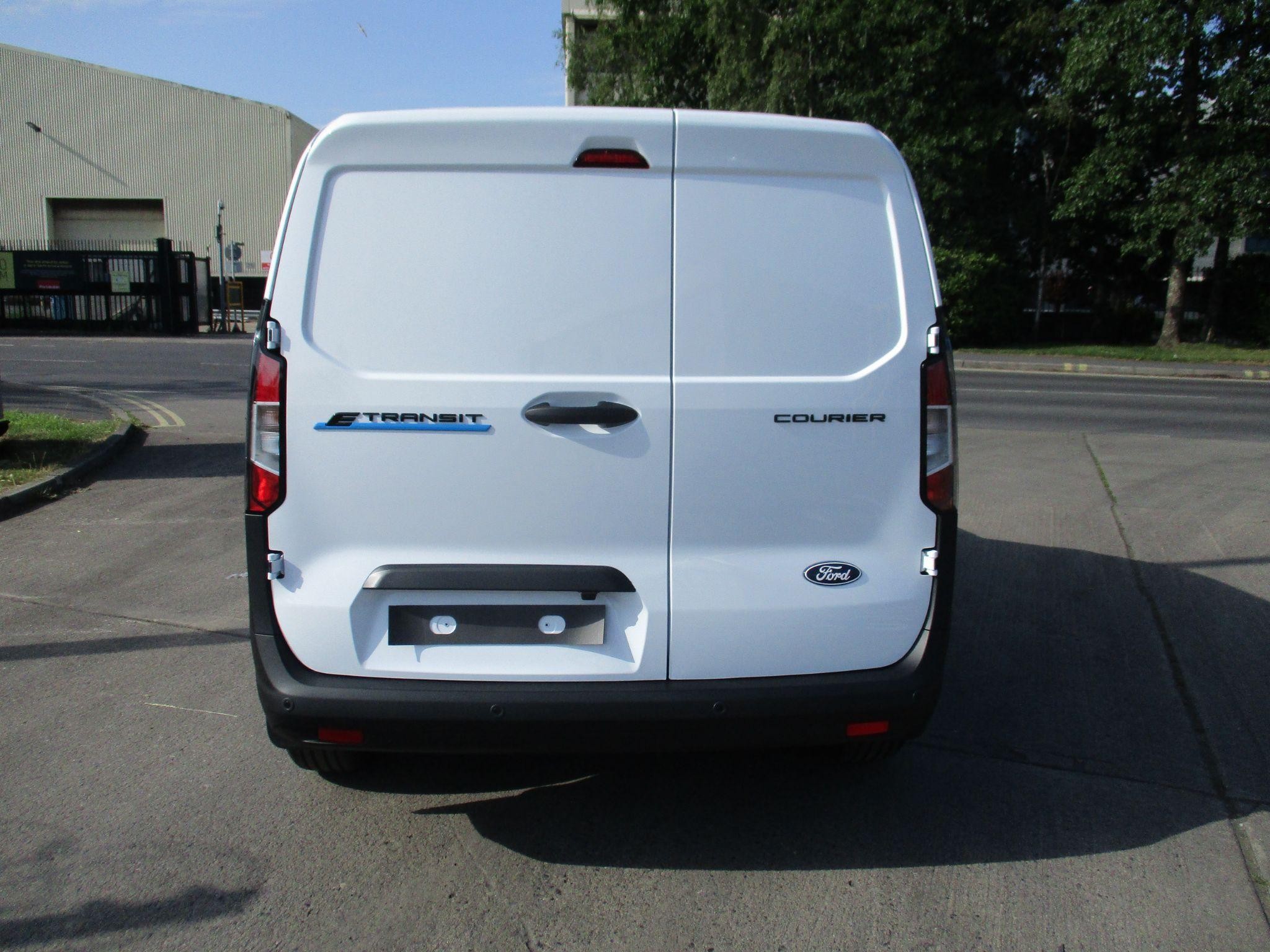 Ford E-Transit Courier Image 4