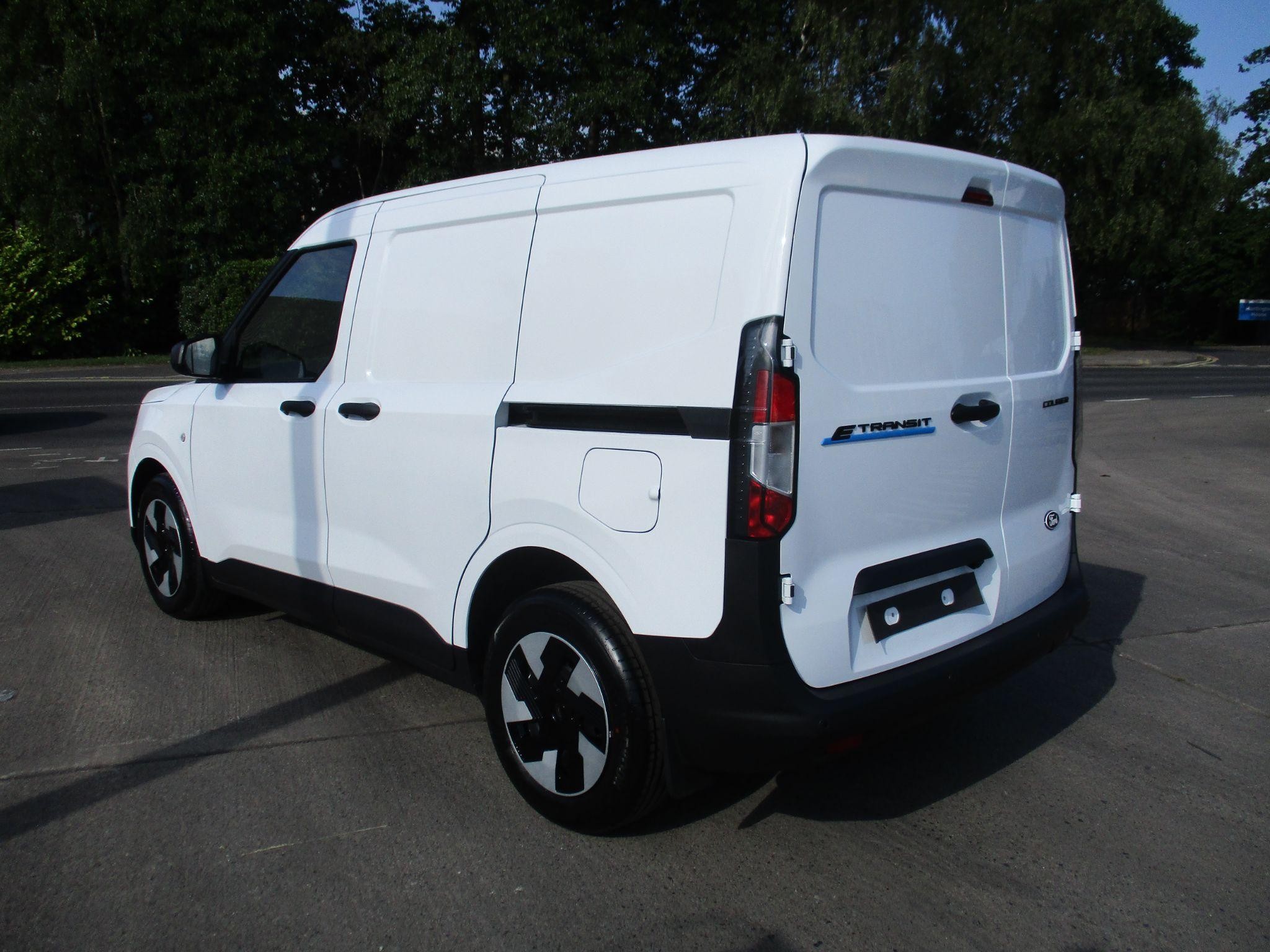 Ford E-Transit Courier Image 5
