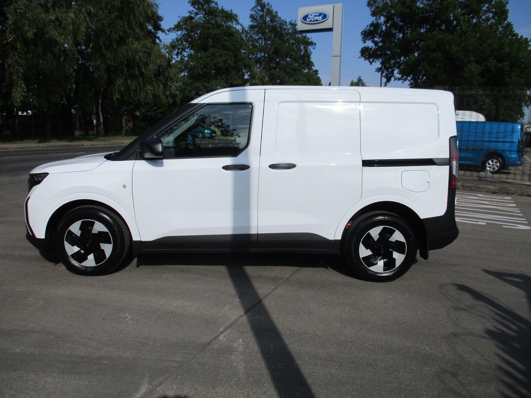 Ford E-Transit Courier Image 6