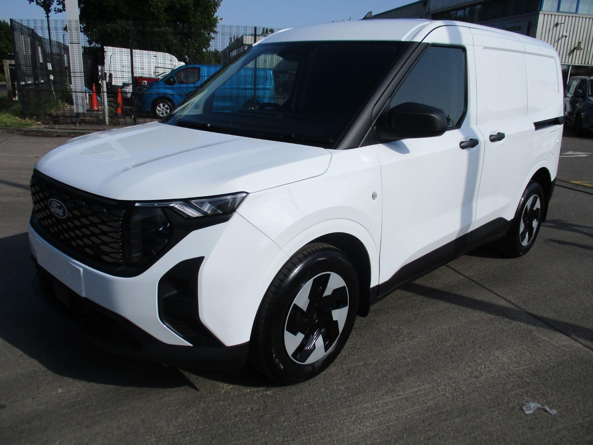 Ford E-Transit Courier Image 7
