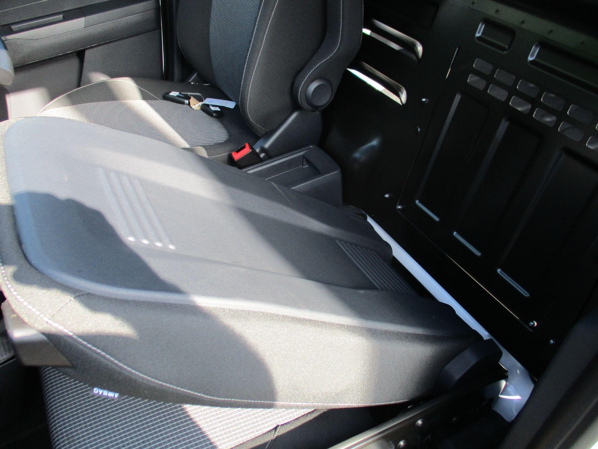 Ford E-Transit Courier Image 18