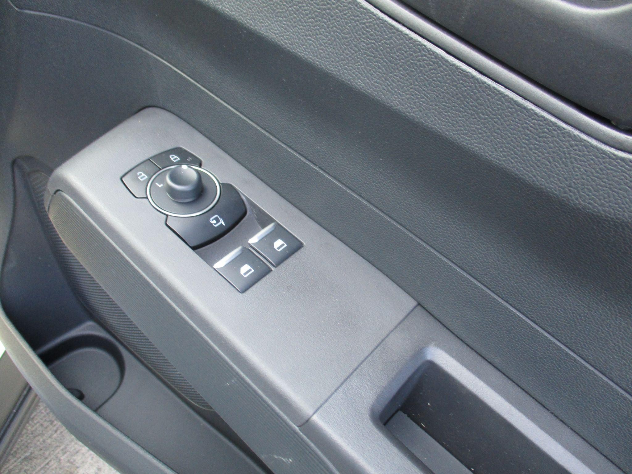 Ford E-Transit Courier Image 19
