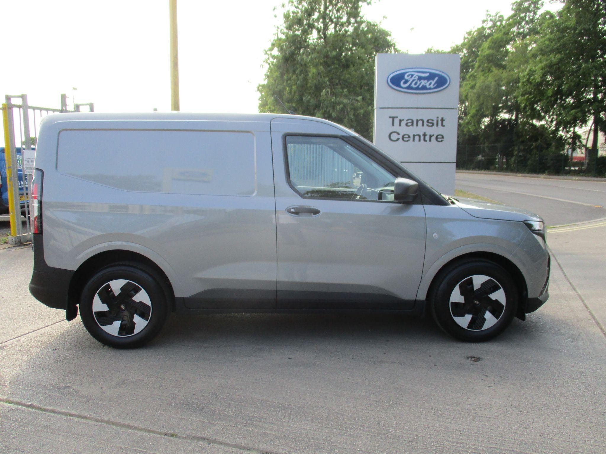Ford E-Transit Courier Image 2