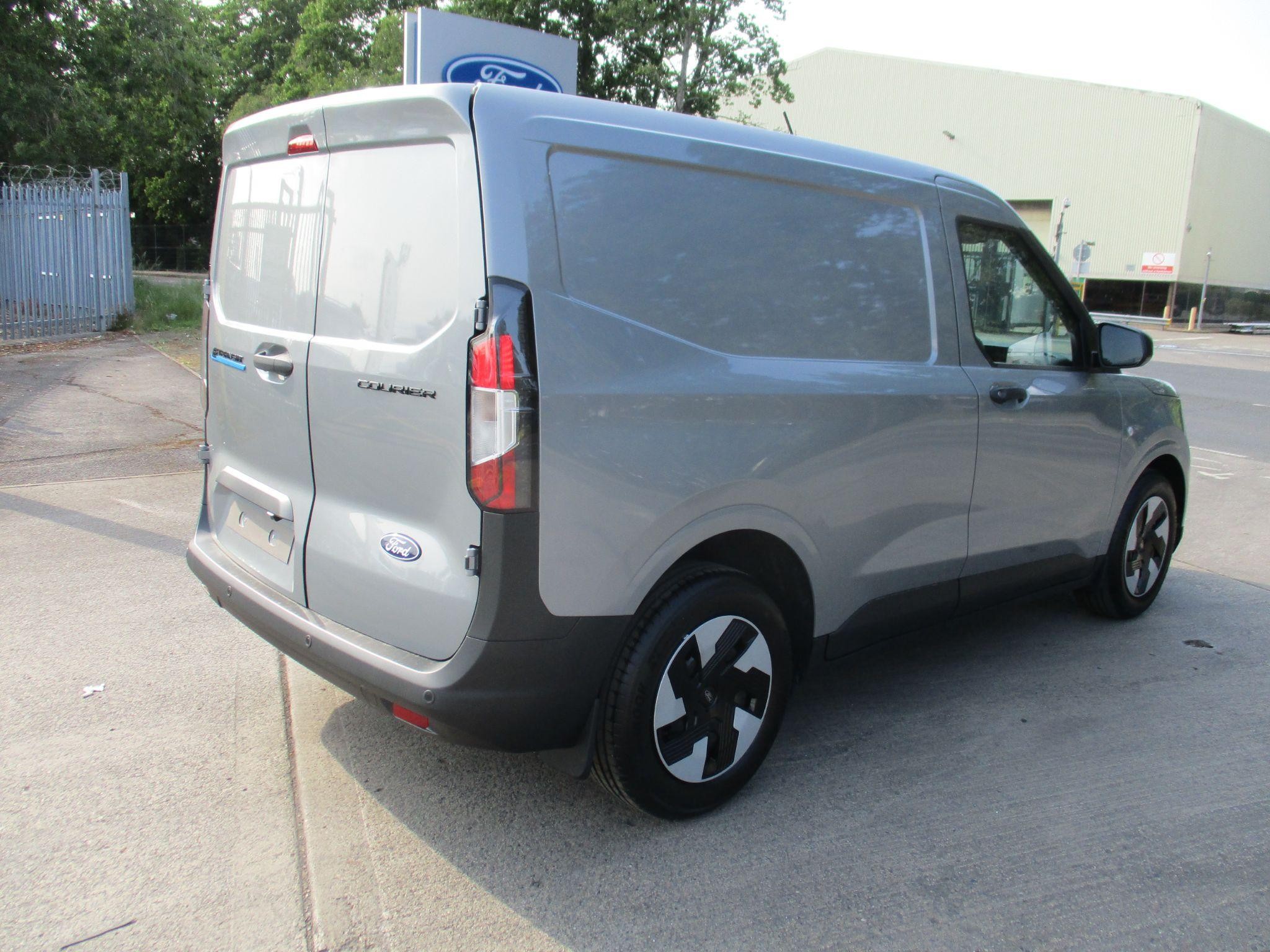 Ford E-Transit Courier Image 3