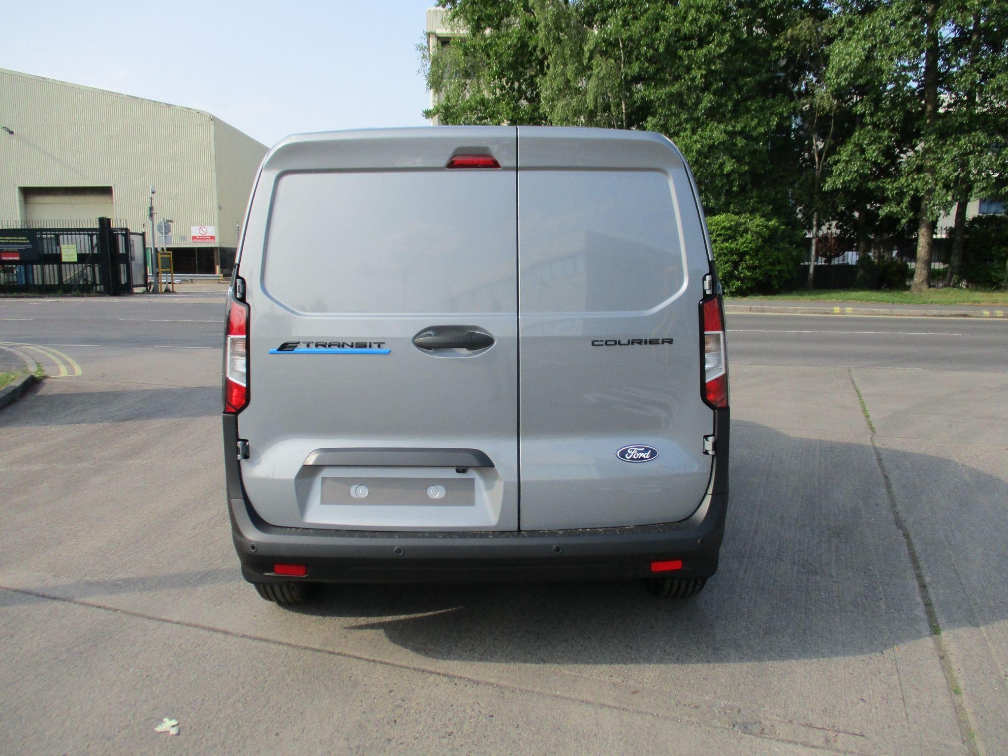 Ford E-Transit Courier Image 4