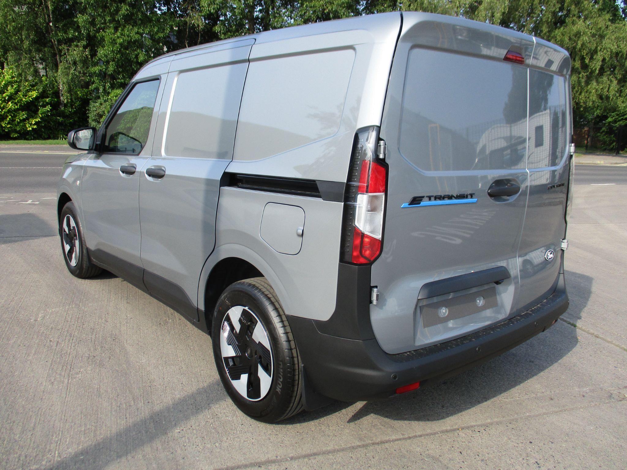 Ford E-Transit Courier Image 5