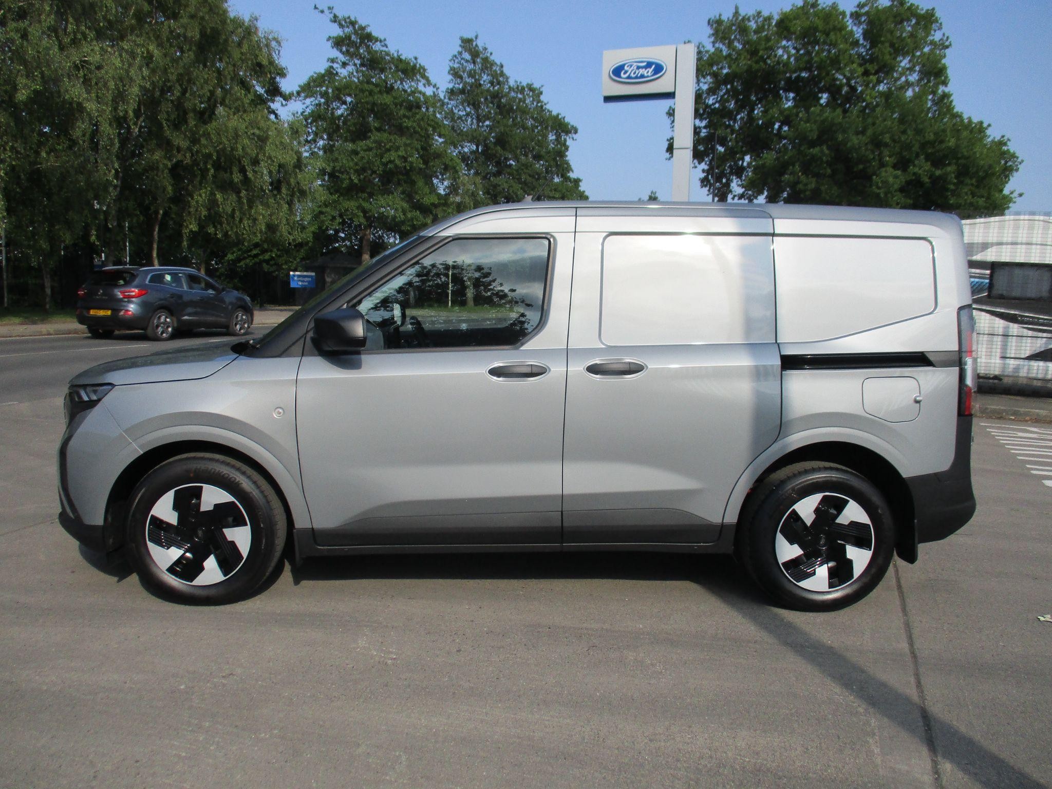 Ford E-Transit Courier Image 6