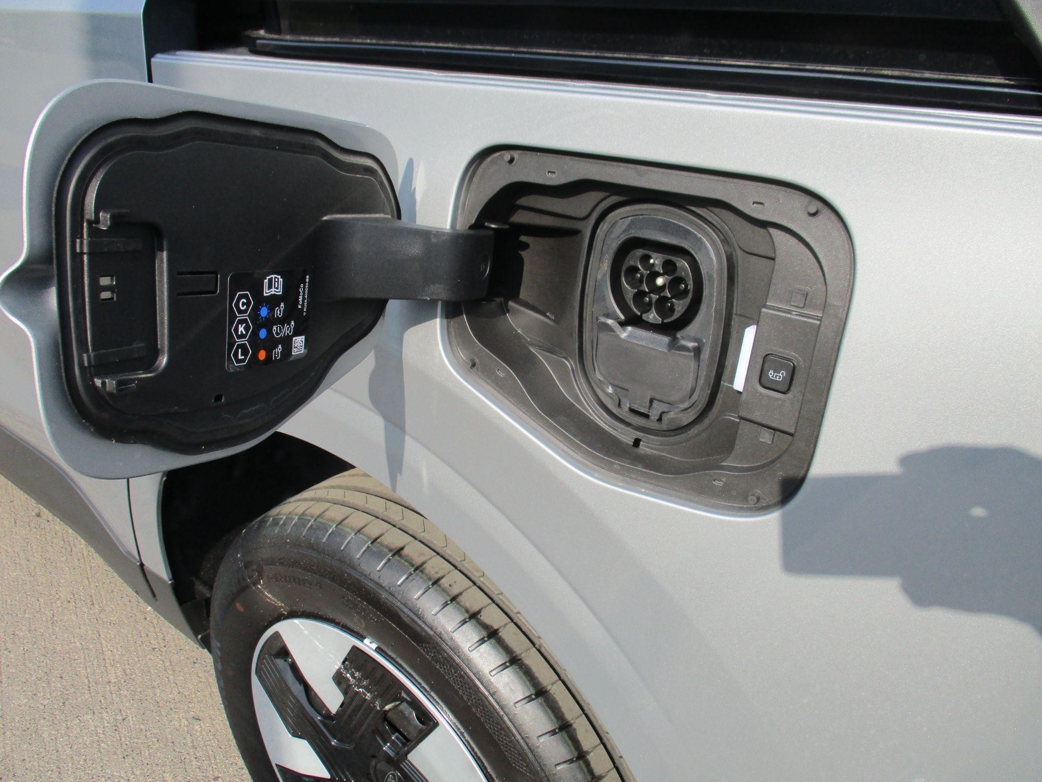 Ford E-Transit Courier Image 17