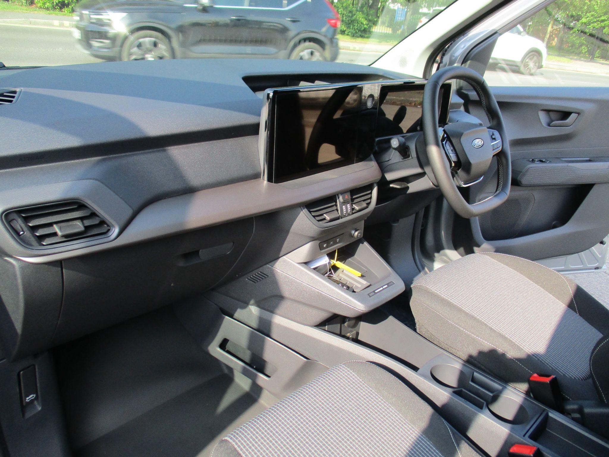 Ford E-Transit Courier Image 18