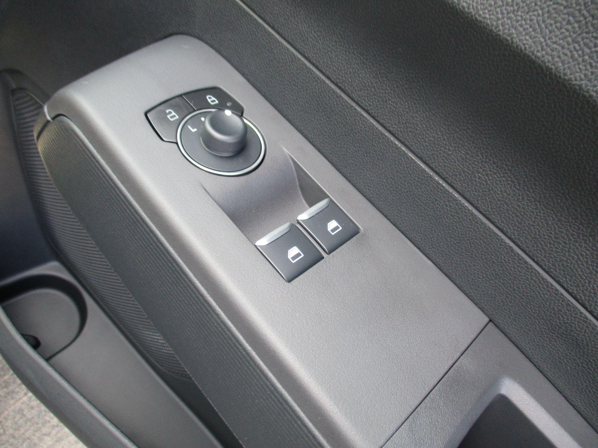 Ford E-Transit Courier Image 23