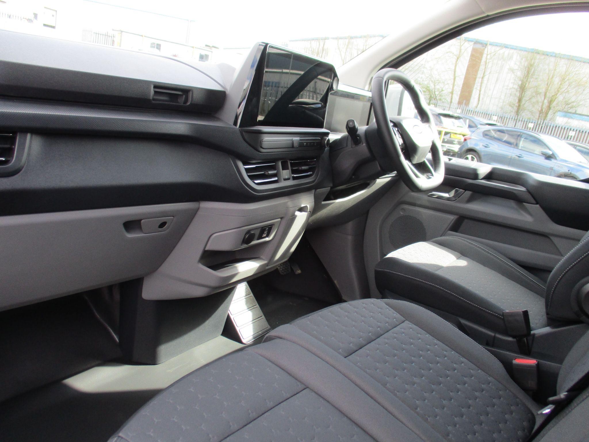 Ford Transit Custom Image 11